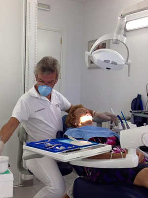 Dr Lei pelzer aan t werk in zijn kliniek in Marbella